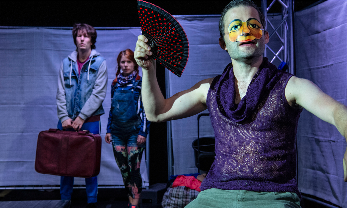 Theater_der junge mit dem Koffer_zürich_szenik