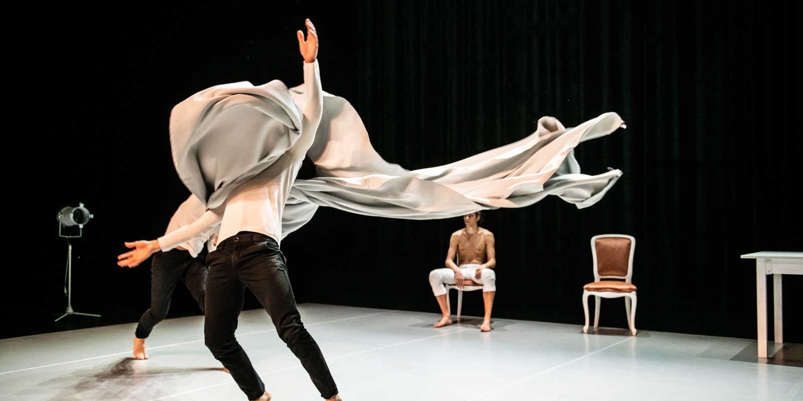 Performance_red-haired-man_Alexander-Vantournhout_Manege-Reims_Kaserne-Basel_c_Bart-Grietens_szenik