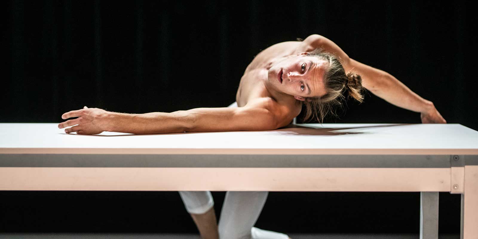 Performance_red-haired-man_Alexander-Vantournhout_Manege-Reims_Kaserne-Basel_c_Bart-Grietens_szenik