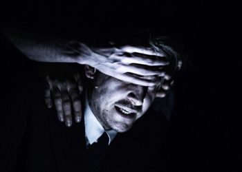 _Theater_Ungeduld-des-Herzens_Simon-McBurney_La-Filature_Mulhouse_c_Gianmarco-Bresadola_szenik