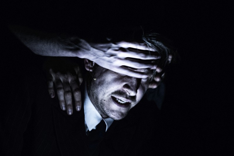 _Theater_Ungeduld-des-Herzens_Simon-McBurney_La-Filature_Mulhouse_c_Gianmarco-Bresadola_szenik