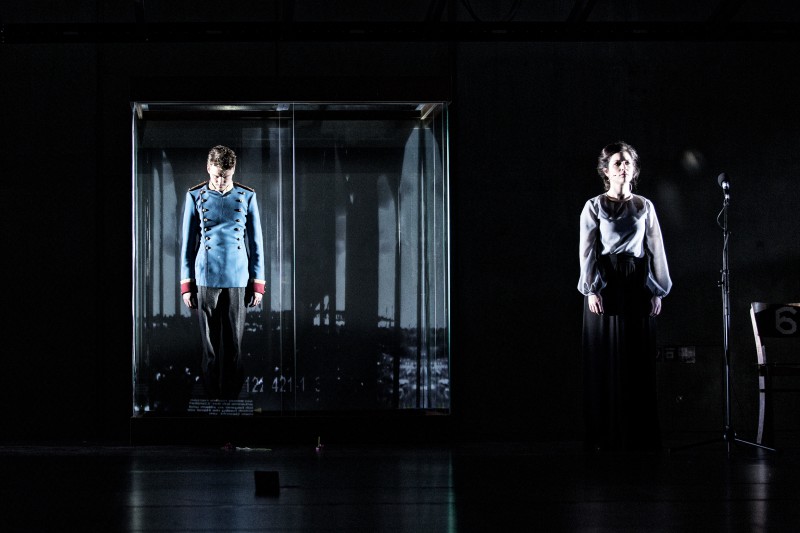 _Theater_Ungeduld-des-Herzens_Simon-McBurney_La-Filature_Mulhouse_c_Gianmarco-Bresadola_szenik