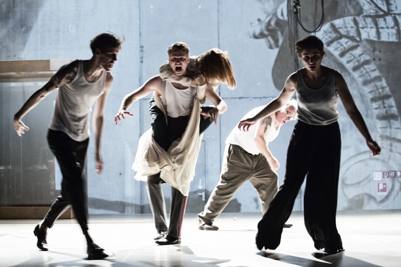 _Theater_Ungeduld-des-Herzens_Simon-McBurney_La-Filature_Mulhouse_c_Gianmarco-Bresadola_szenik