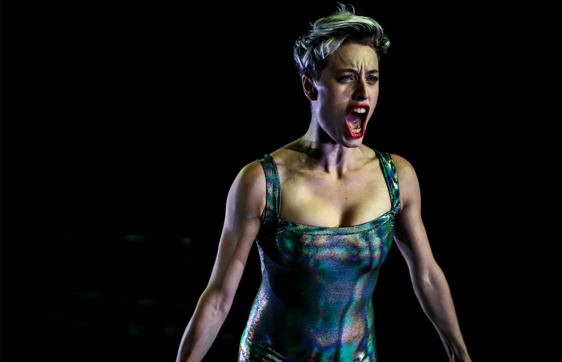 Tatiana Julien Soulèvement_Festival Born to be a live_Manege Reims_szenik_c_Herve Goluza
