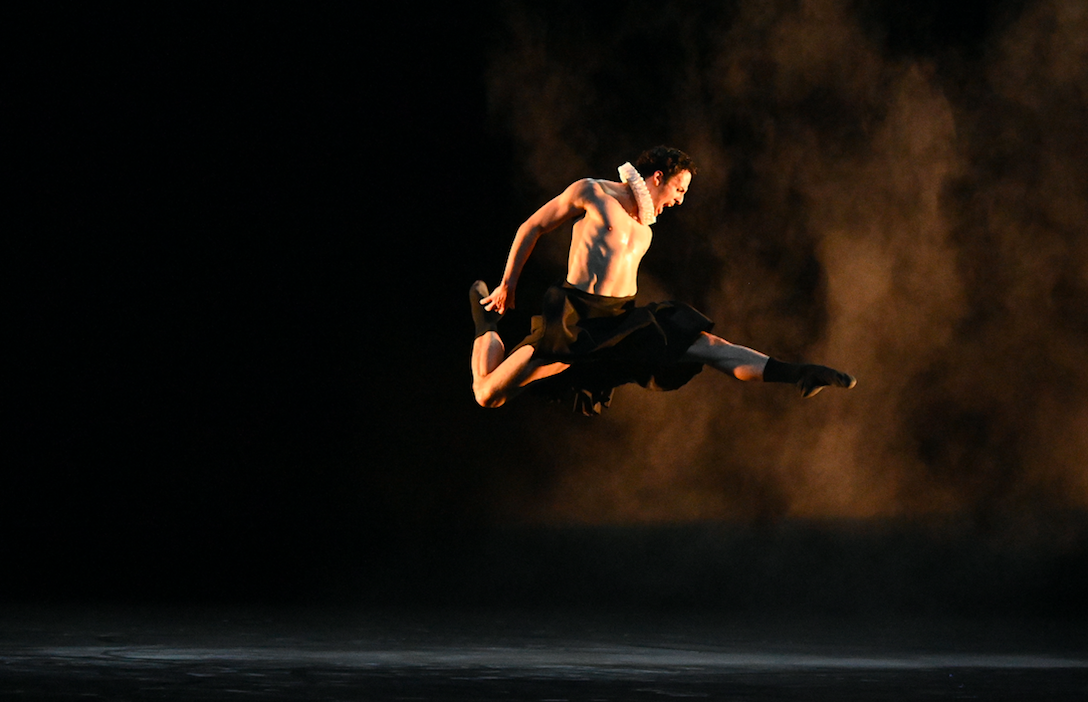 TANZ_SEID UMSCHLUNGEN_BADISCHES STAATSTHEATER KARLSRUHE_C_JOCHEN KLENK_KARLSRUHE_SZENIK
