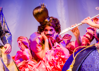 KINDER-UND JUGENDTHEATER_IN EINEM TIEFEN DUNKLEN WALD_THEATER FREIBURG_C_Rainer Muranyi _SZENIK