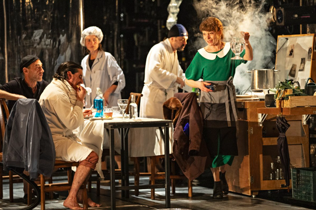 THEATRE_UN ENNEMI DU PEUPLE_TNS_STRASBOURG_THEATRES DE LA VILLE DE LUXEMBOURG_C_JEAN LOUIS FERNANDEZ_SZENIK
