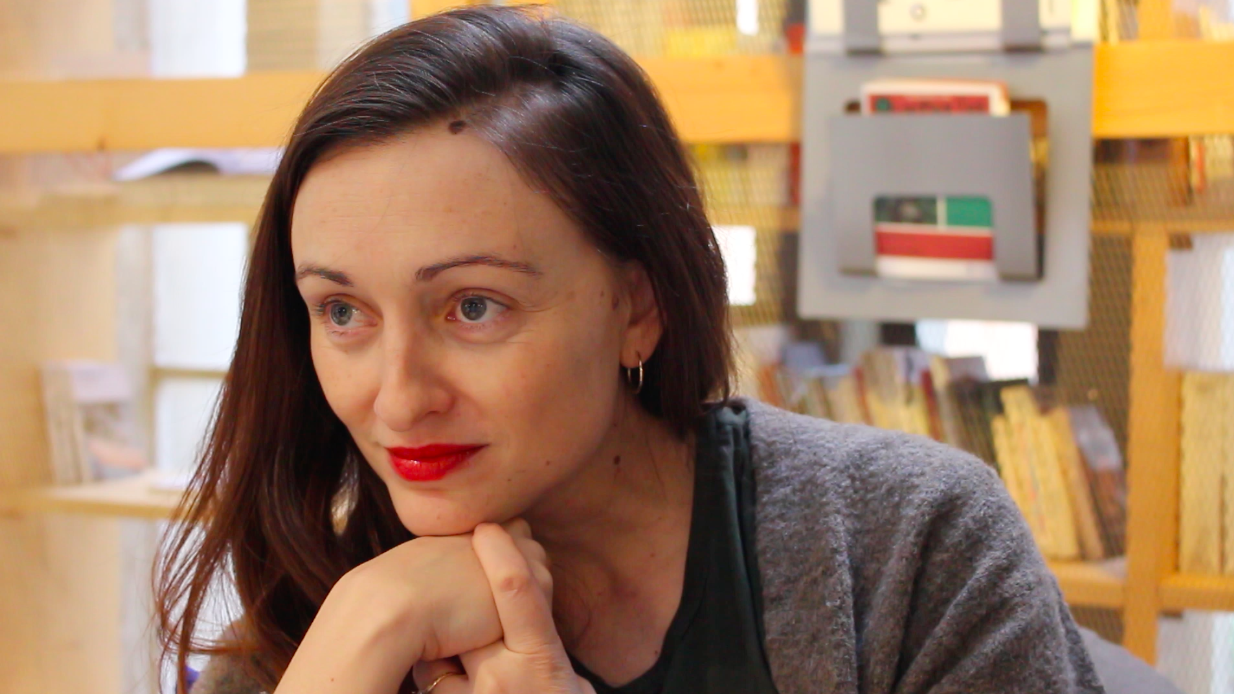INTERVIEW AVEC DELPHINE HECQUET DANS LE CADRE DE SA PIÈCE DE THÉÂTRE NOS SOLITUDES I COMÉDIE DE REIMS