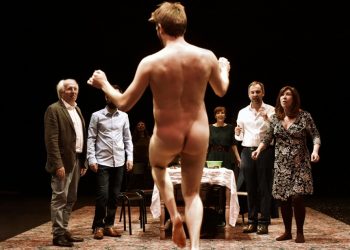 Theatre_tout le monde ne peut pas etre orphelin_Chiens de Navarre_manege maubeuge_c_Ph_Lebruman_szenik