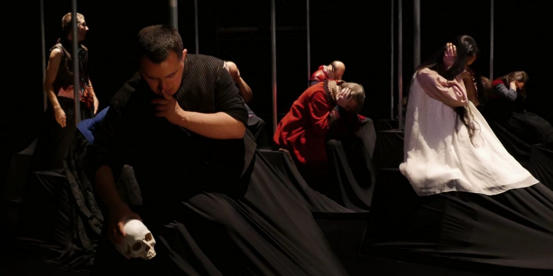 theatre_le reste est silence_c_Guillaume de Baudreuil et Annick Rivoal_szenik