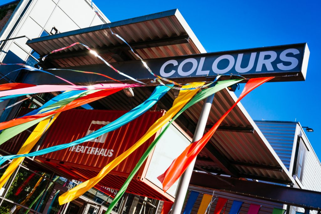 COLOURS_vor_dem_Theaterhaus_Stuttgart_Foto_Simon_Wachter