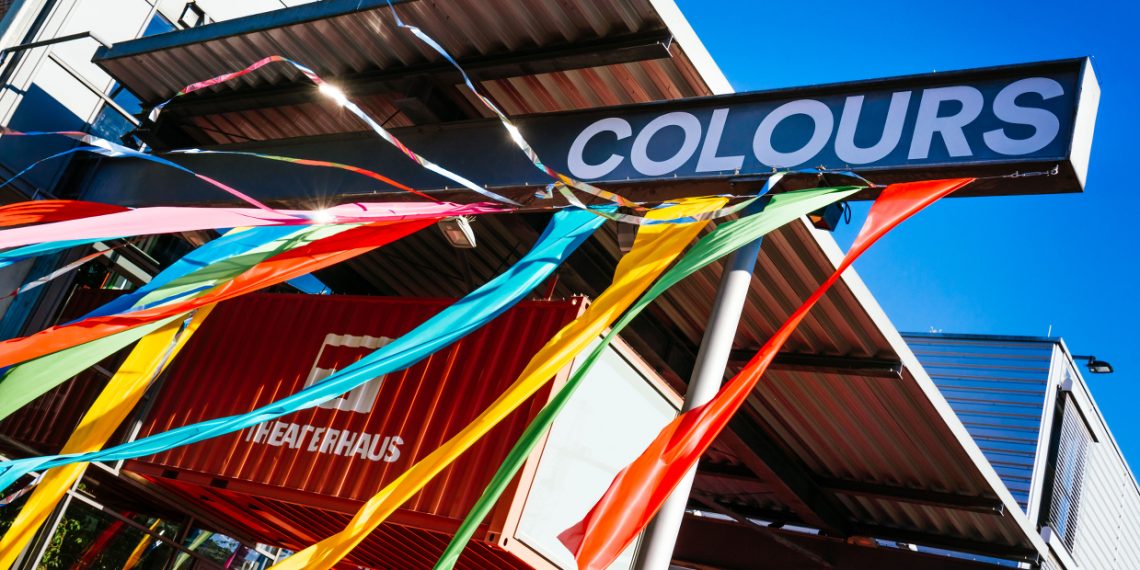 COLOURS_vor_dem_Theaterhaus_Stuttgart_Foto_Simon_Wachter