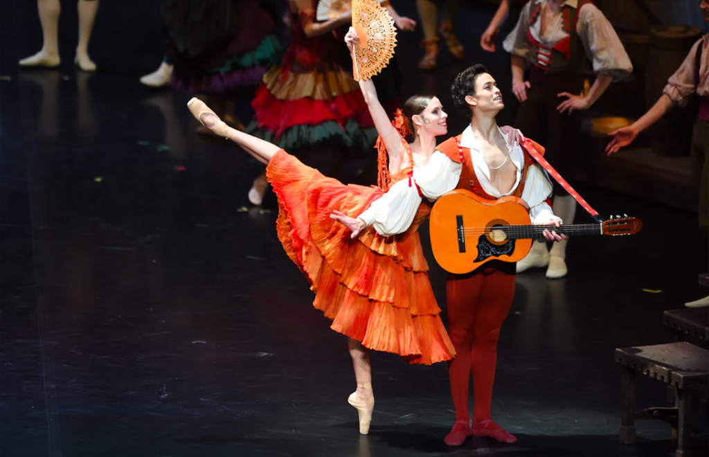 Elisa Badenes und Adhonay Soares da Silva in Maximiliano Guerras Don Quijote._c_Stuttgarter Ballett.jpg