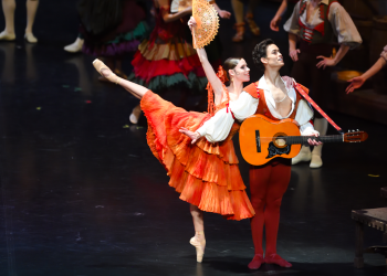 Elisa Badenes und Adhonay Soares da Silva in Maximiliano Guerras Don Quijote._c_Stuttgarter Ballett.jpg