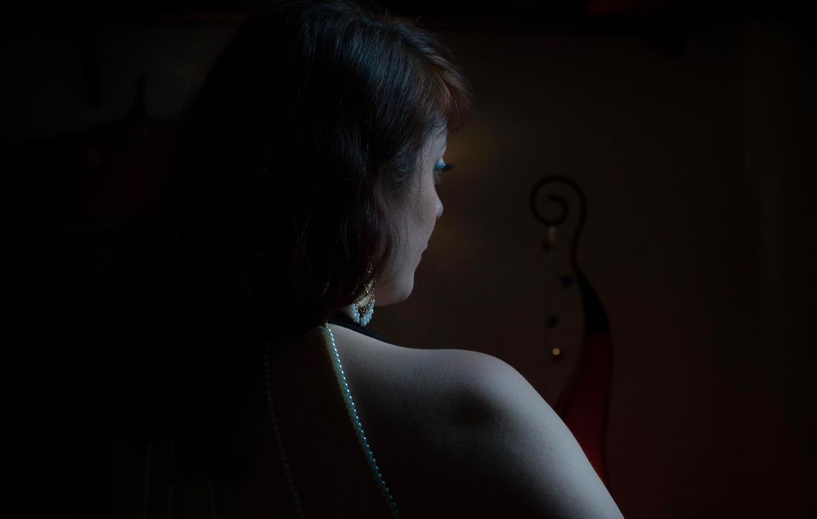 Laissez-vous enchanter par Mood, magicienne et chanteuse d’exception