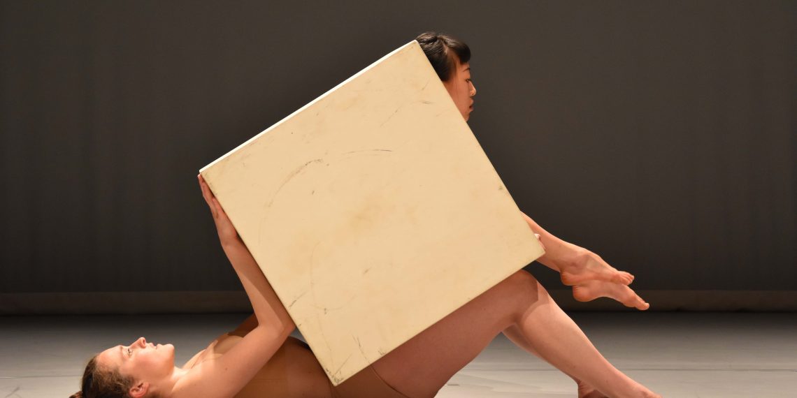 Tanz in der Sommerpause: Online-Premiere von Sebastian Abarbanells Choreografie „How it molds into the shape of their skin”
