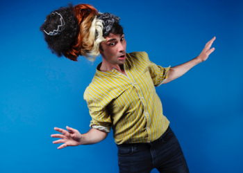 Thomas joue ses perruques