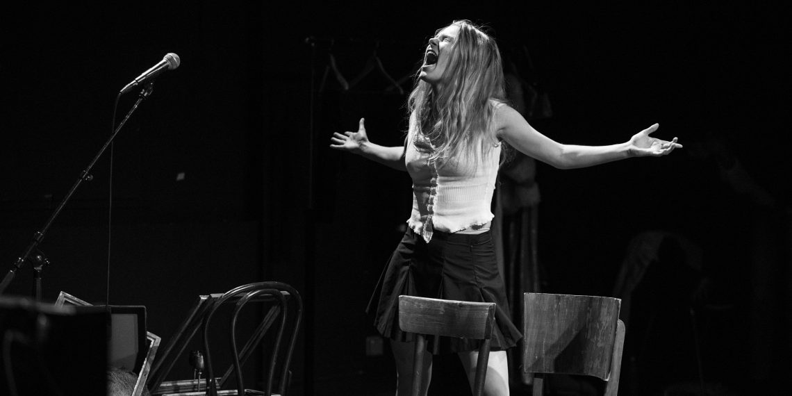 Pauline Haudepin présente « Chère Chambre » au TNS : « On sent la violence du courant en s’y opposant. Mais quand on le laisse nous emporter est-ce qu’il est moins brutal ? »