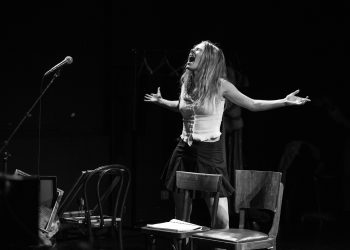 Pauline Haudepin présente « Chère Chambre » au TNS : « On sent la violence du courant en s’y opposant. Mais quand on le laisse nous emporter est-ce qu’il est moins brutal ? »