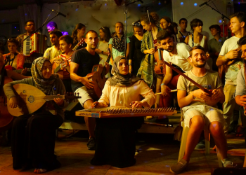 Conférence et concert : 40 musiciens sur scène, un hymne au vivre-ensemble