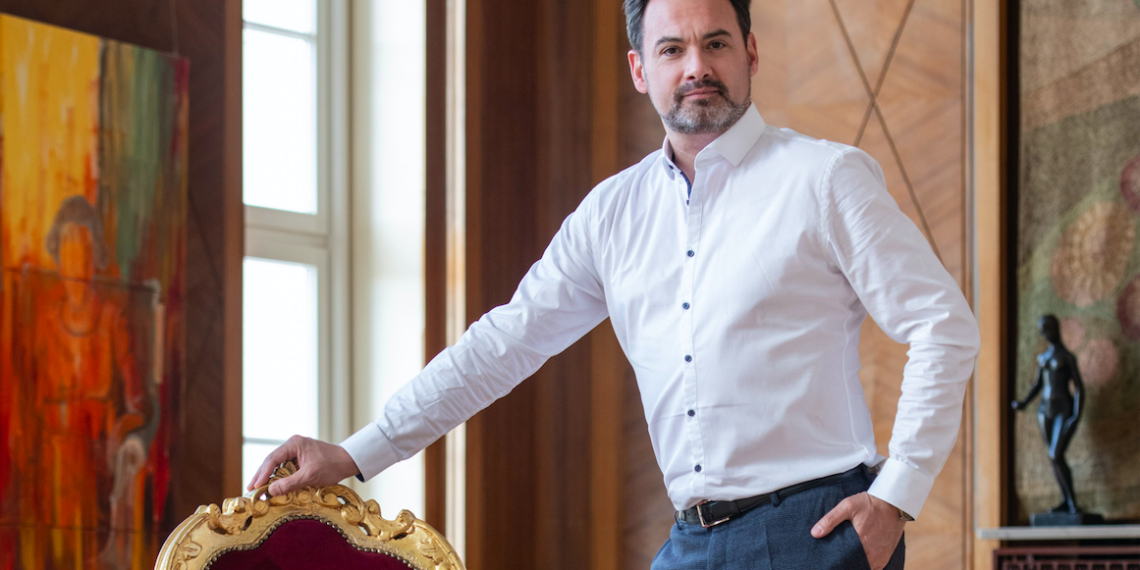 Sébastien Rouland bleibt Generalmusikdirektor des Saarländischen Staatstheaters: Vertrag um vier Spielzeiten verlängert