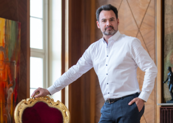 Sébastien Rouland bleibt Generalmusikdirektor des Saarländischen Staatstheaters: Vertrag um vier Spielzeiten verlängert