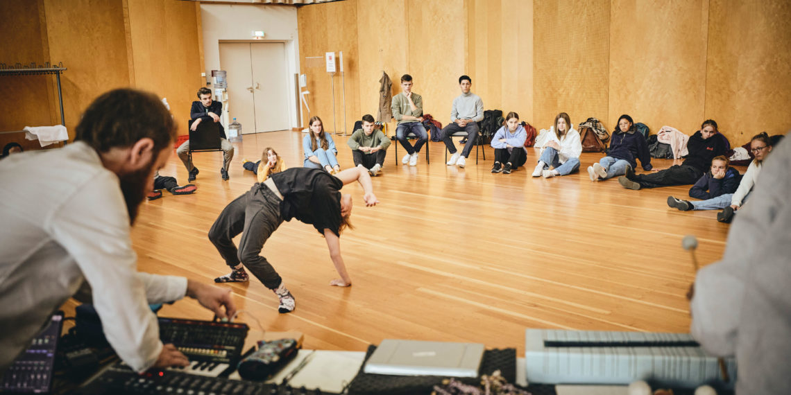 Warmwerden mit IM.PULS: Jugendliche erarbeiten über ein Jahr mit Perkussion und Tanz eine eigene Performance