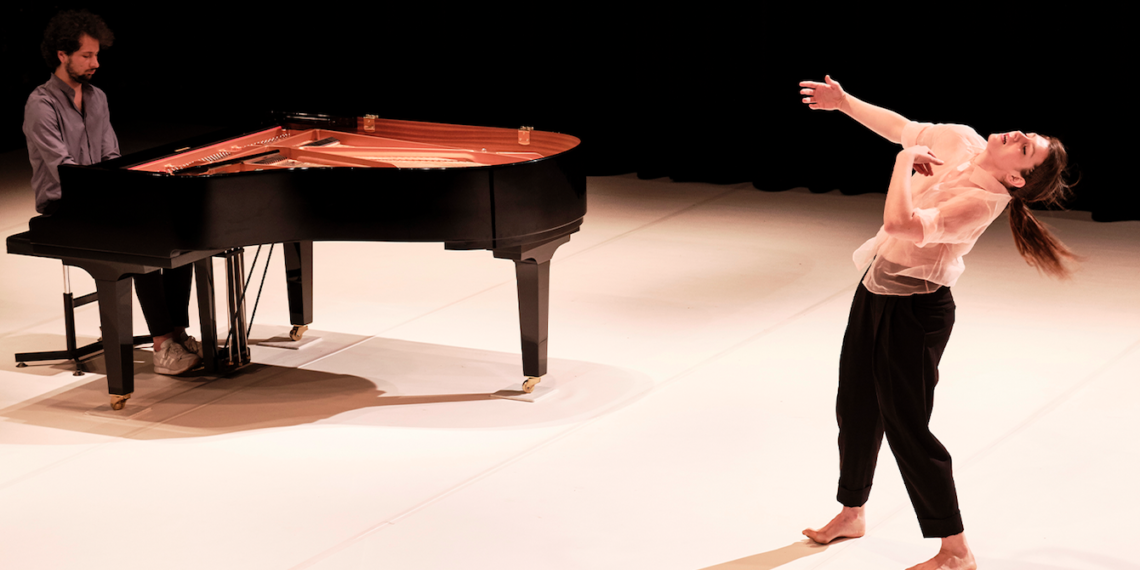 AMOUR-S, Lorsque l&rsquo;amour vous fait signe, suivez-le…