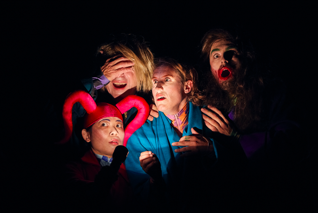 Das Narrenschiff von Marthe Meinhold und Marius Schötz im Theater Basel: Draußen herrscht Wettbewerb; drinnen verbinden sich Menschen zu einer Gruppe.