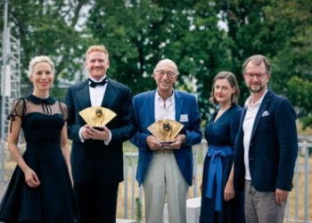  Staatstheater Karlsruhe: Goldener Fächer an Merlin Wagner verliehen