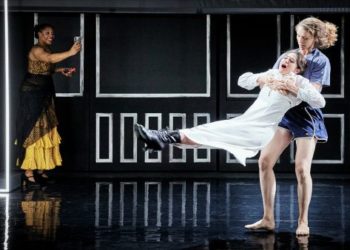 Anaïs Nin au miroir