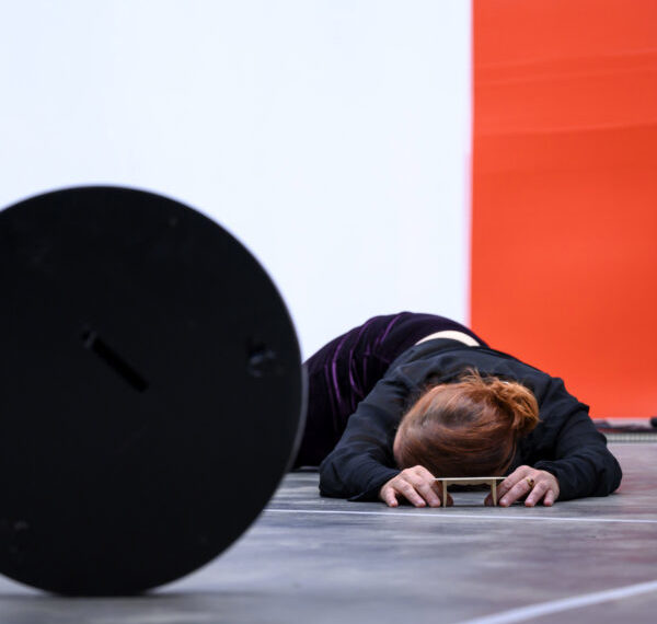 UNE TABLE À SOI (danse de mains)