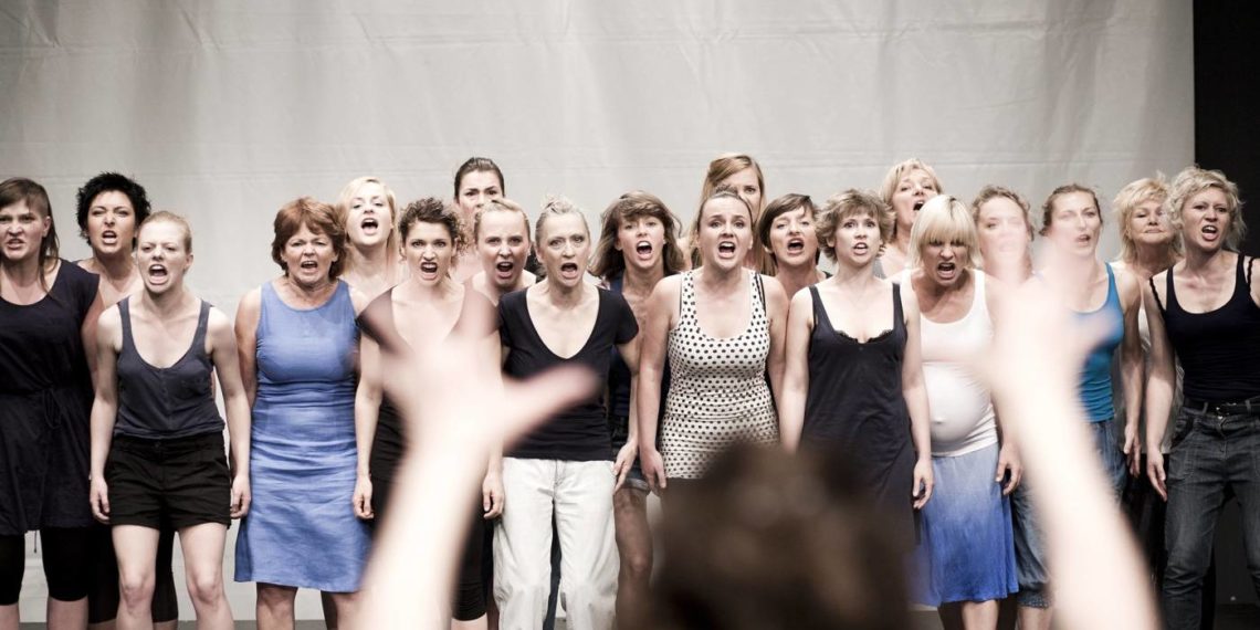 VoyageVoyage: Busreise von der Kaserne Basel zum Maillon in Strasbourg zu «Mothers. A Song for Wartime» von Marta Górnicka
