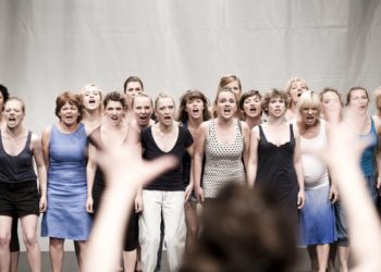 VoyageVoyage: Busreise von der Kaserne Basel zum Maillon in Strasbourg zu «Mothers. A Song for Wartime» von Marta Górnicka