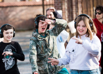 DONNE-MOI LA MAIN (HAPPY MANIF)