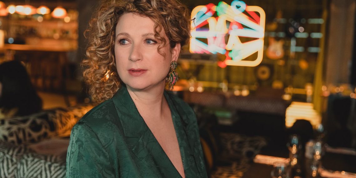 La chanteuse franco-suisse Sophie Darly sort son troisième album « Slow Down Fast »