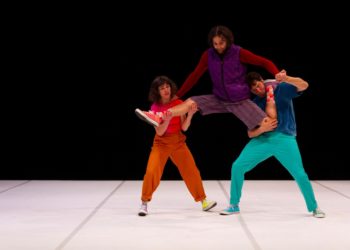 Les jambes à son cou