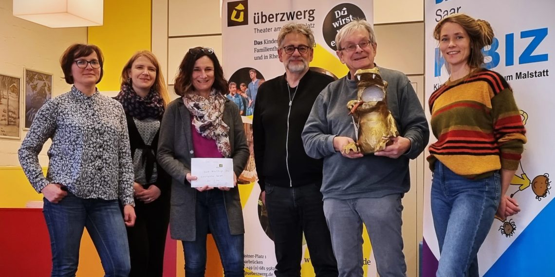 Überzwerg-Theater am Kästnerplatz in Saarbrücken: Erlös der Adventslesungen 2023 über 2.200 € geht an das Kinderbildungszentrum Malstatt