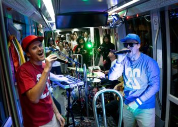 Le groupe franco-allemand Zweierpasch sort le film de son concert dans le tramway de Strasbourg !
