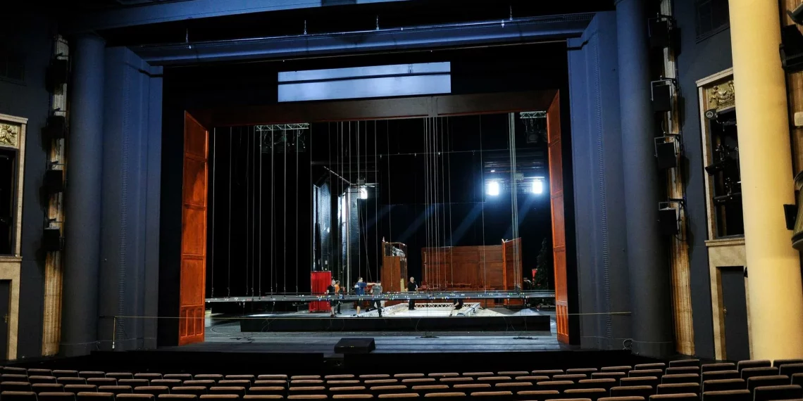 Blick hinter den Vorhang