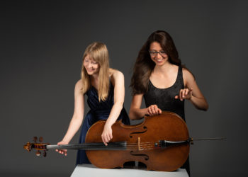 Die Cellistin Isabel Gehweiler (links) und die Pianistin Fiona Hengartner spielen am 3. November im Trauraum des Rathauses