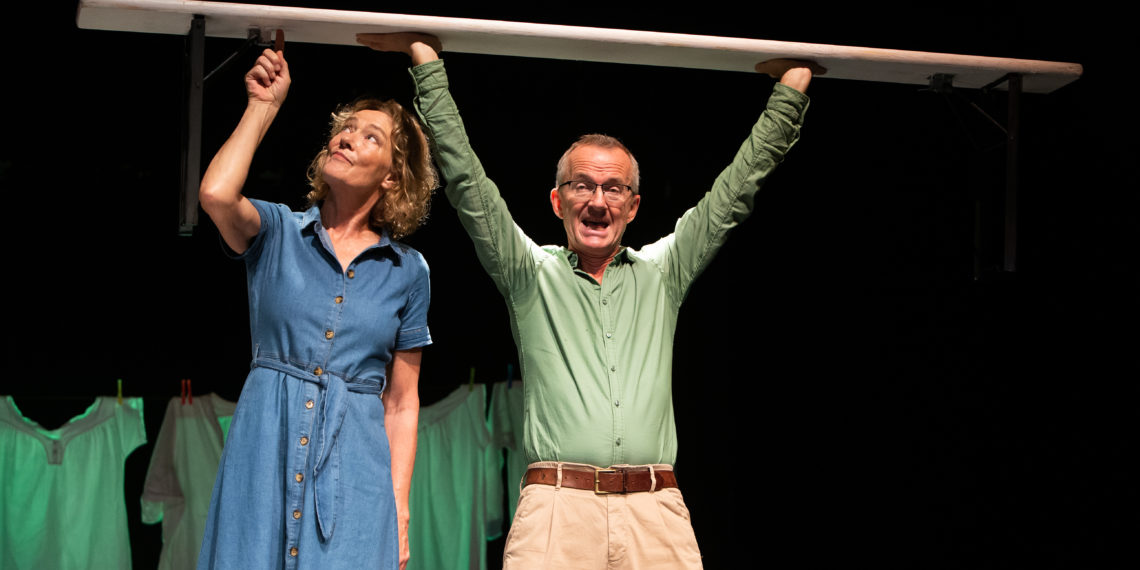 Gilla Cremer und Rolf Claussen schlüpfen in die Rollen verschiedener Dorfbewohnerinnen und Dorfbewohner.