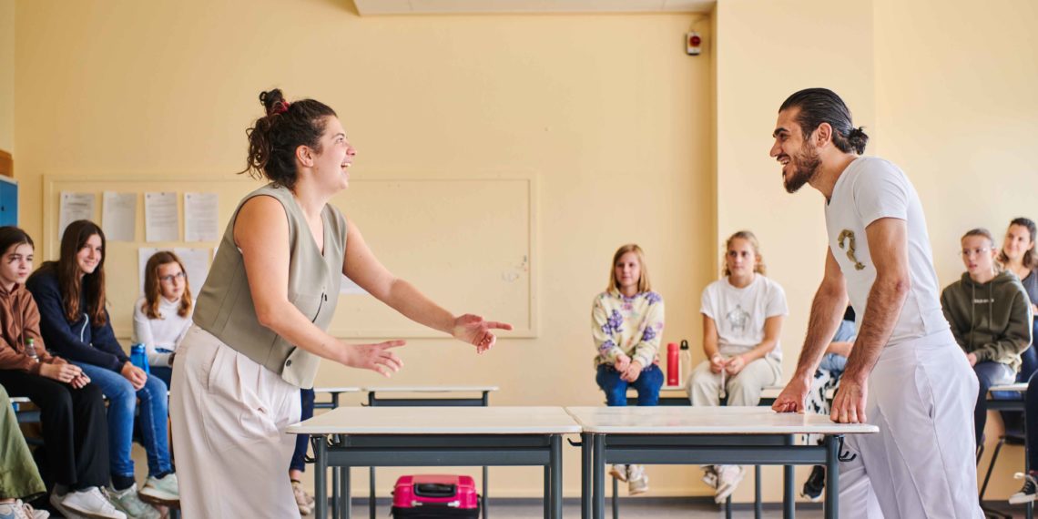 Klassenzimmerstück Raumrauschen von Matin Soofipour Omam erhält Deutschen Kindertheaterpreis 2024 