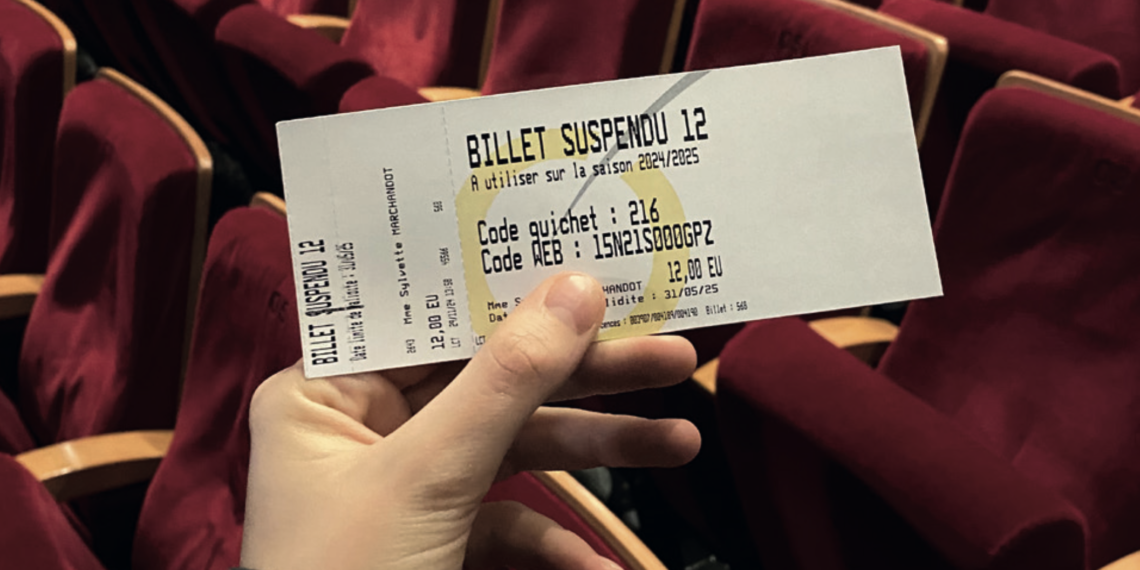 Des billets suspendus au Théâtre Edwige Feuillère