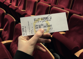 Des billets suspendus au Théâtre Edwige Feuillère