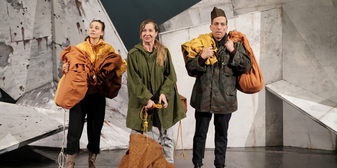 Stephanie Theiß als Mutter Courage (mitte) sowie Jana Auburger und Giovanni Rupp.