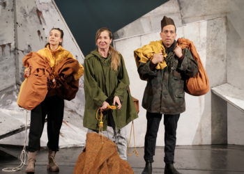 Stephanie Theiß als Mutter Courage (mitte) sowie Jana Auburger und Giovanni Rupp.