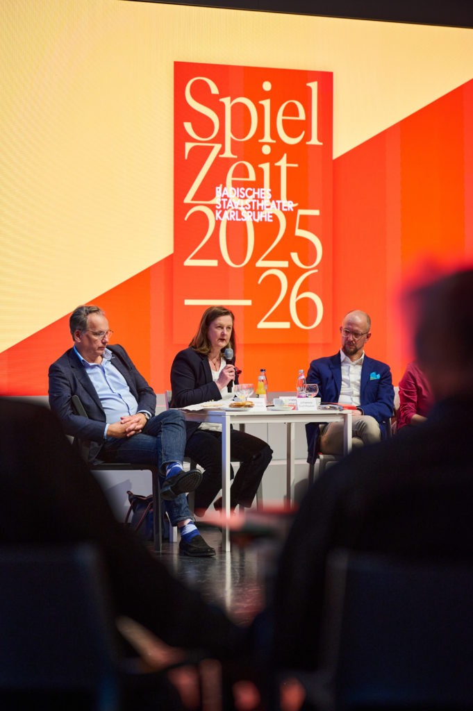 Pressekonferenz zum Programm der Spielzeit 2025/26 am Badischen Staatstheater; Christian Firmbach (Intendant), Uta-Christine Deppermann (Künstlerische Betriebsdirektorin), Johannes Graf-Hauber (Kaufmännischer Intendant)