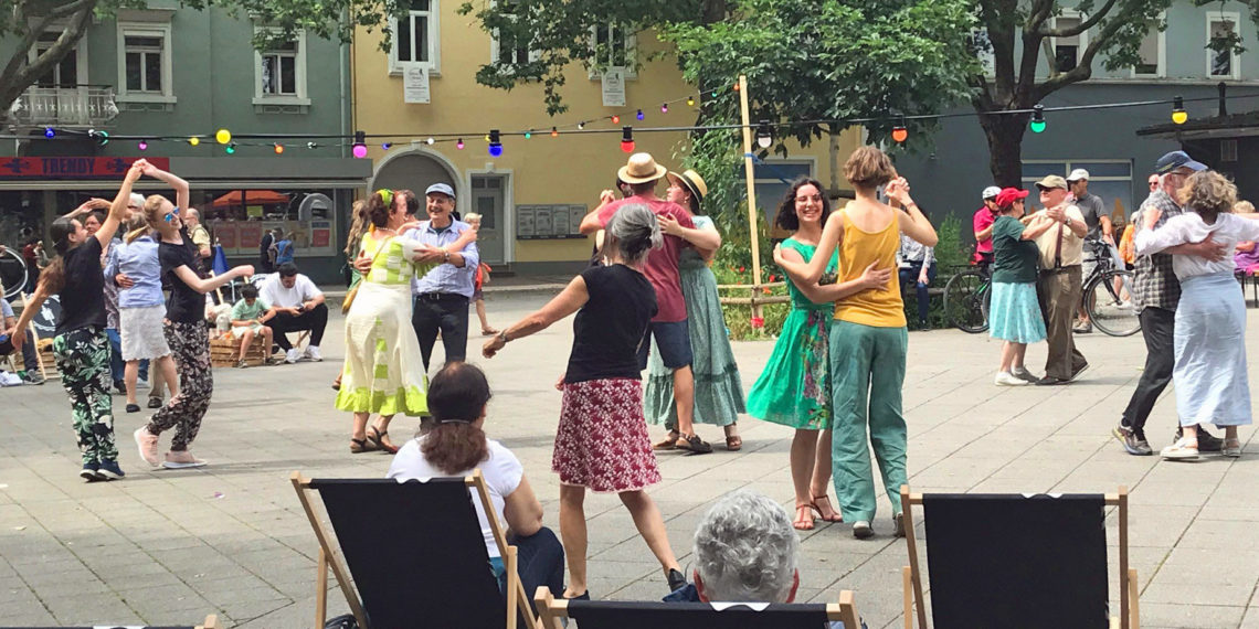 Der fünfstündige Bal Folk auf dem Marktplatz lädt am Samstag ab 16 Uhr mit Livemusik zum Mittanzen ein.