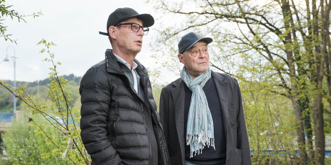Zwei Herren am Strand